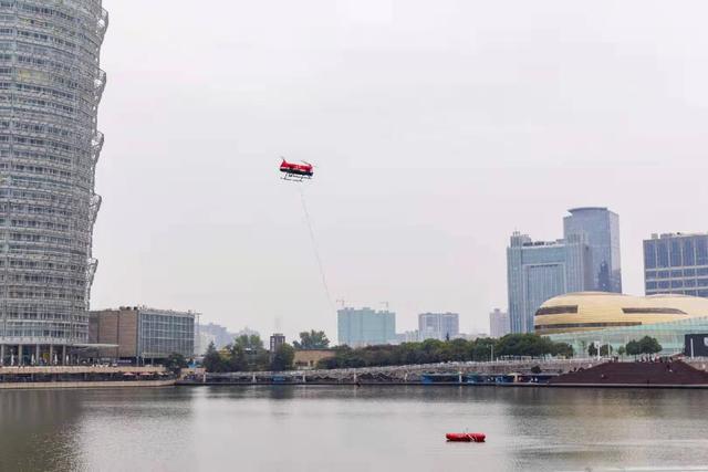 旋翼無人機(jī)實現(xiàn)了在百米以上高層建筑滅火(圖1)