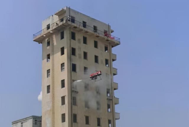 旋翼無人機(jī)實現(xiàn)了在百米以上高層建筑滅火(圖2)